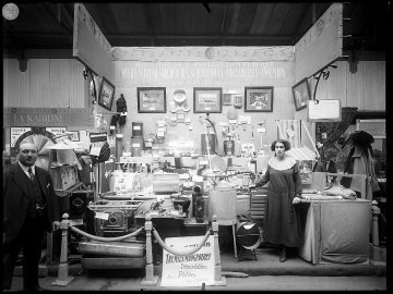 Stand de l'ONRSII au salon des arts ménagers à Paris en 1923