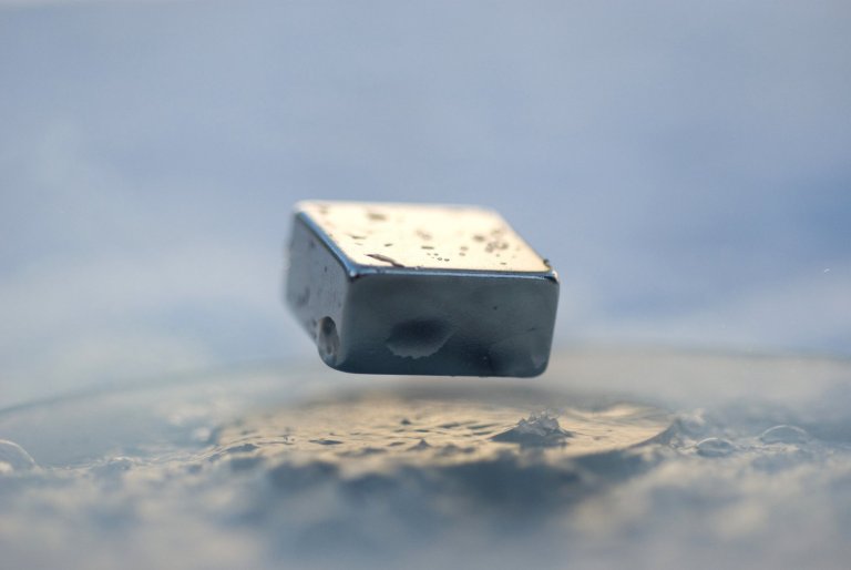 Lévitation d'un aimant placé au dessus d'une pastille de supraconducteur