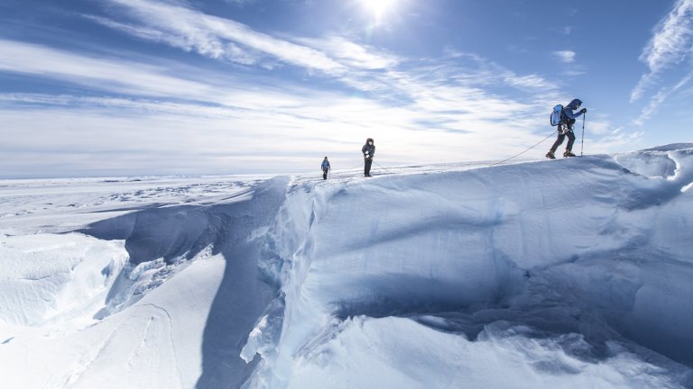Glaciologues encordés sur le glacier « école » de l’Astrolabe en Antarctique