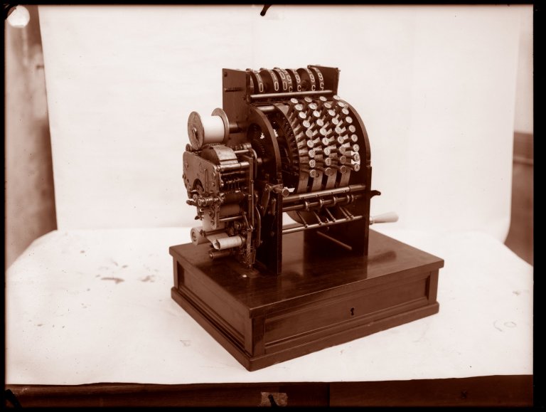  Machine à calculer (février 1932). Office national des recherches scientifiques et industrielles et des inventions.