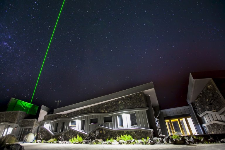 Emission simultanée de cinq faisceaux lasers depuis l'observatoire du Maïdo