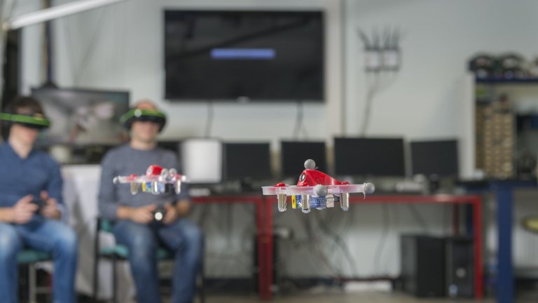 Drones pilotés en immersion par des expérimentateurs dotés de lunettes vidéo.