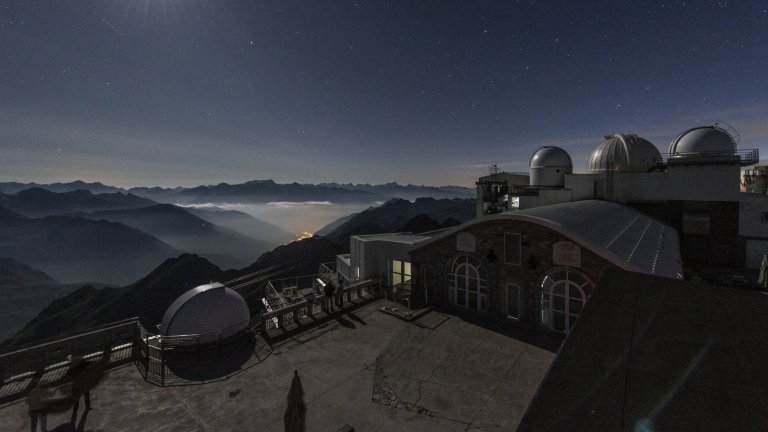 L'Observatoire du pic du Midi au clair de Lune