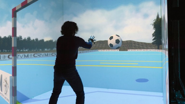 Study of the interception movement of a ball in an immersive situation