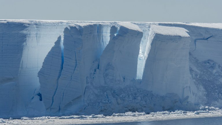 Falaise de glace en train de se fracturer, dans la baie du Commonwealth, à l’est de la Terre Adélie, Antarctique. 