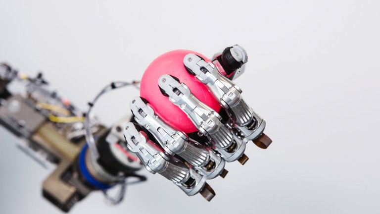 Main du robot à commande hydraulique Tino, programmé pour apprendre comme un enfant, en associant sa vision et son mouvement.
