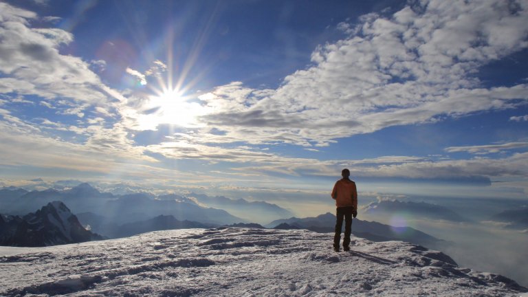 Cette image du sommet du mont Blanc a été réalisée lors d’une mission de forage de glace au col du Dôme, en 2016, dans le cadre du programme « mémoire de la glace » pour la sauvegarde du patrimoine glaciaire mondial. 