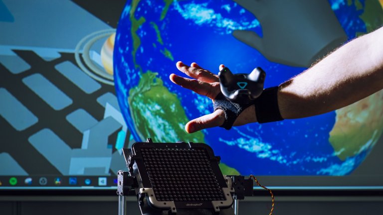 Test of the Pumah robotic system for contactless haptic interfaces, developed by Irisa. The avatar's hand touches the planet, which activates the interface and focuses acoustic waves on the user’s palm.