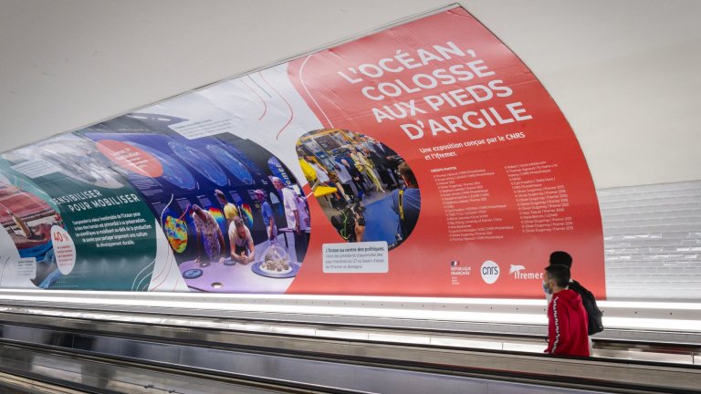 L’exposition « L’Océan, colosse aux pieds d’argile » dans le couloir de correspondances de la station Montparnasse-Bienvenüe.