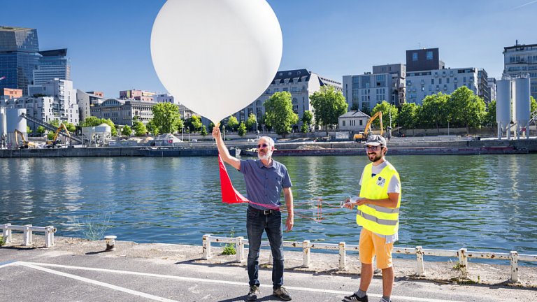 Lâcher d'un ballon sonde dans l'atmosphère pour un radiosondage sur les bords de Seine, à Paris, durant la campagne de mesures Paname 2022.