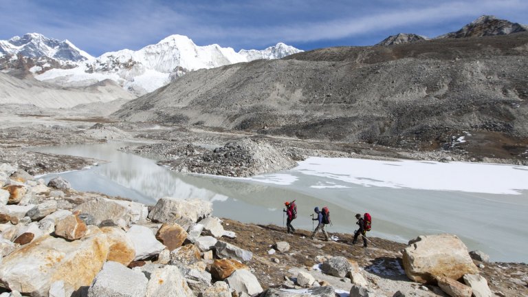 Troisième jour de trek pour les glaciologues du programme PRESHINE (Pressions sur la ressource en eau et en sol dans l’Himalaya népalais) en direction des glaciers du Changri-Nup et du Pokalde, au Népal. 