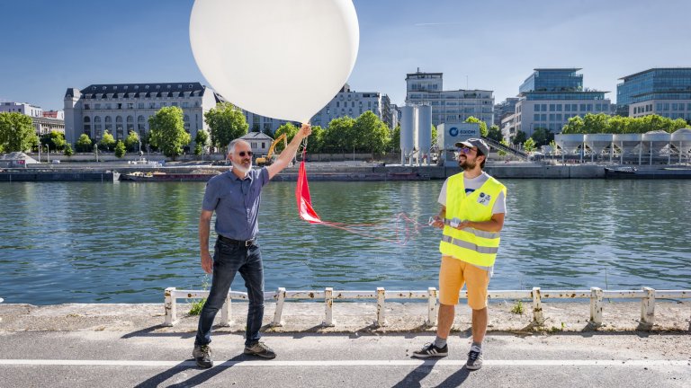 Lâcher d’un ballon sonde dans l’atmosphère pour un radiosondage sur les bords de Seine, à Paris, durant la campagne de mesures Paname 2022.
