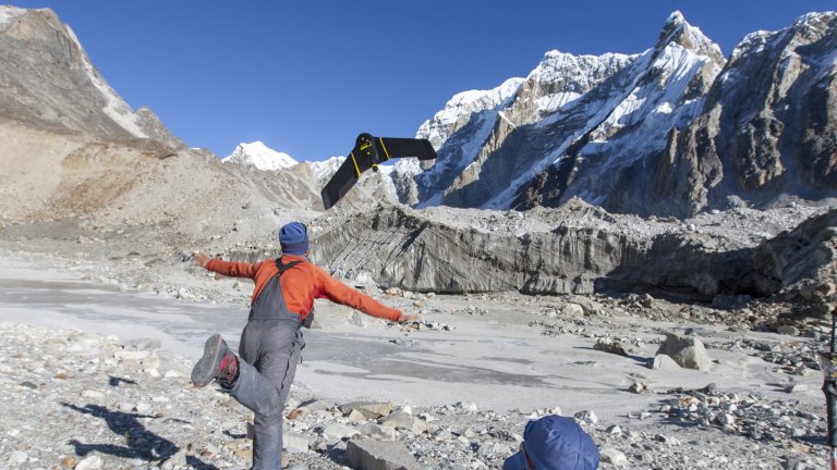Lancement d’un drone sur le Changri-Nup (Népal) afin de réaliser une modélisation 3D de ce glacier « noir », c’est-à-dire couvert de débris rocheux tombant depuis les versants escarpés de son lit encaissé. 