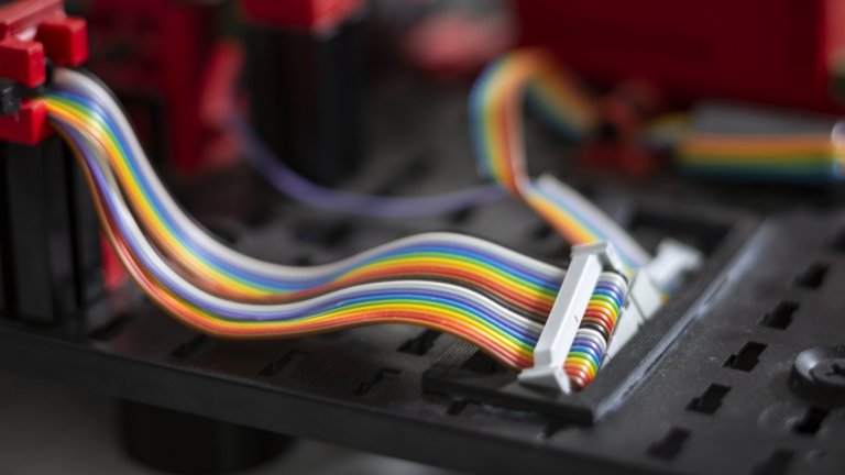 Câbles permettant de connecter les capteurs et actionneurs d’un modèle réduit de chaîne d’usinage aux automates pilotant le processus. 