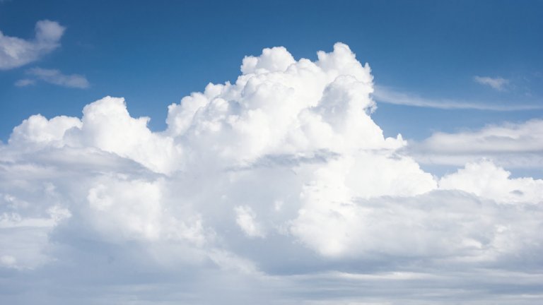 Ciel et nuages au-dessus de l’aérodrome d’Aubenas en Ardèche, durant une campagne de terrain dont l’objectif est de mieux comprendre la formation des nuages.