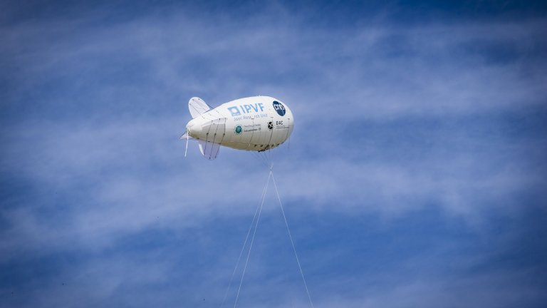 Vol d’un ballon équipé d’un panneau solaire composé de cellules photovoltaïques.