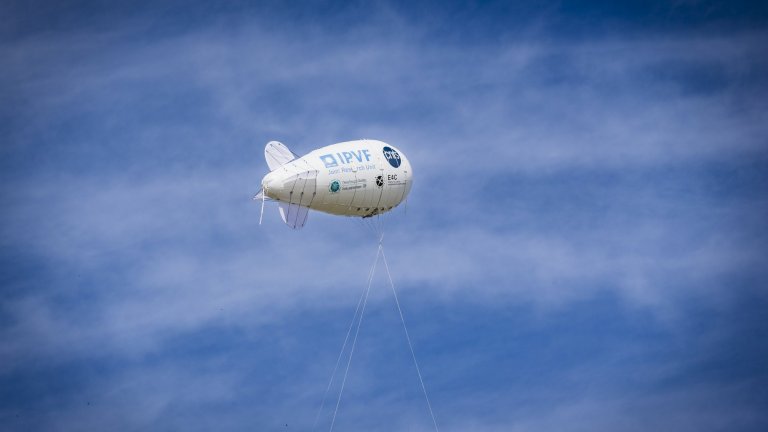 A balloon equipped with a solar panel made up of photovoltaic cells.