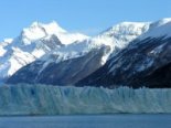 que le glacier rejoint le littoral, il peut atteindre des dizaines de mètres de haut, voire des centaines. Ici, le front du glacier Perito Moreno, en Patagonie argentine, atteint 60 mètres de haut