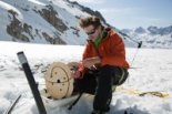 Florent Gimbert, glaciologue, installe un capteur qui mesurera la pression de l’eau à la base du glacier