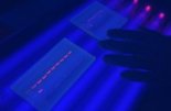 Analyse d'acide nucléique par électrophorèse et visualisation en lumière UV © Jérôme CHATIN/CNRS Photothèque
