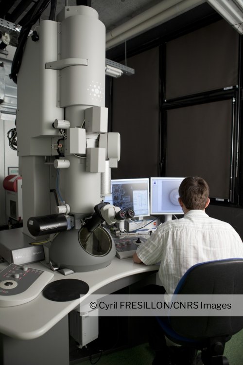 Microscope électronique à transmission 200 kV. Cet appareil est