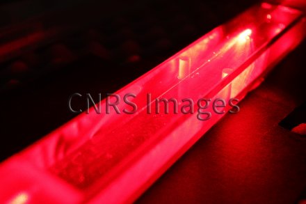 Faisceau laser guidé dans une microfibre optique